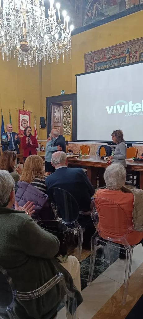 30 Gennaio 2025 Conferenza Persecuzione antiebraica Genova Prof. Chiara Dogliotti G. Salmoni G. Ronzitti abbraccio