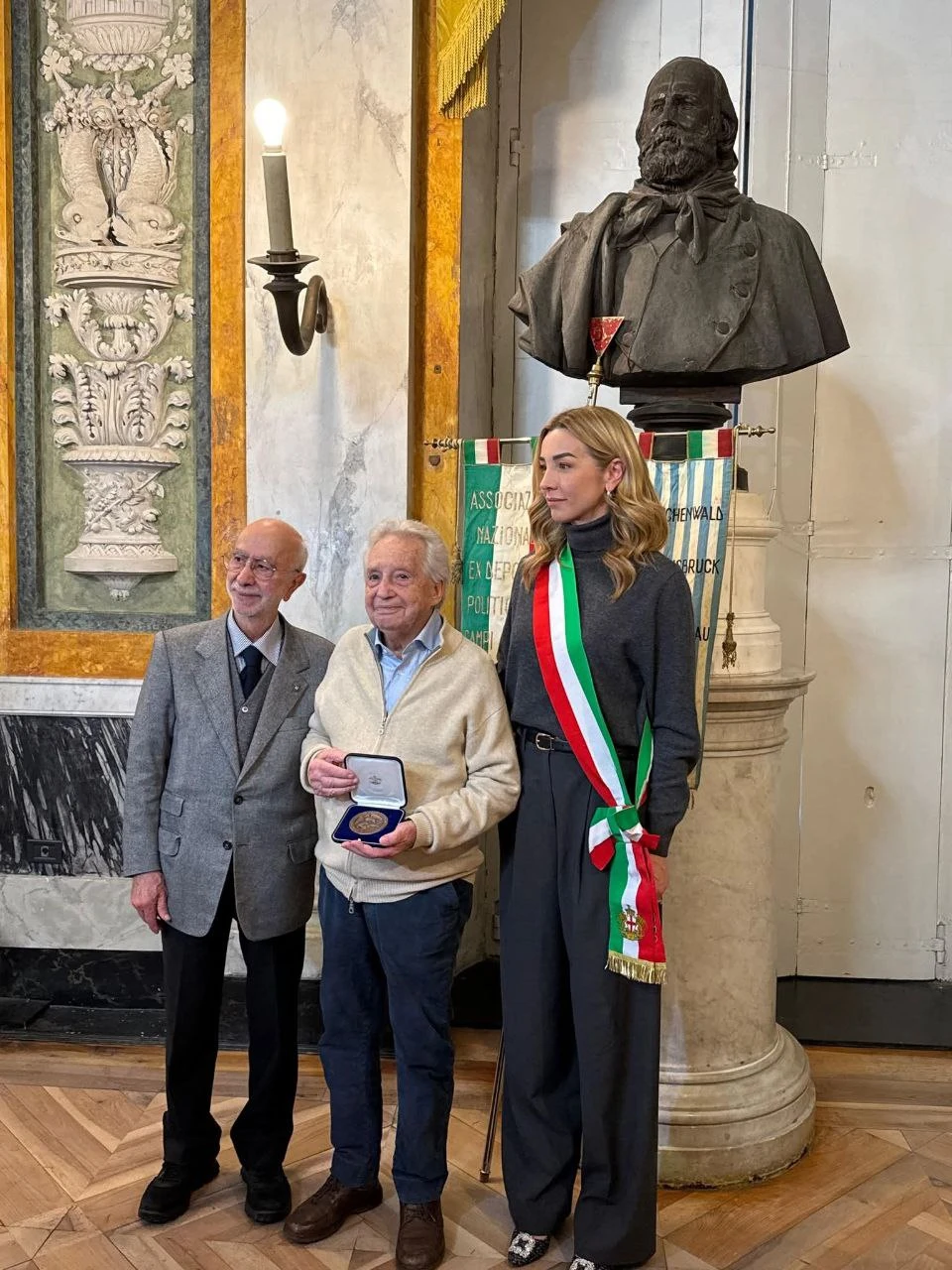 Scomparsa Gilberto Salmoni grifo d'oro